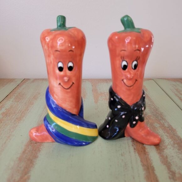 Charming Vintage Anthropomorphic Carrot Salt & Pepper Collectible Shakers - Picture 10 of 12